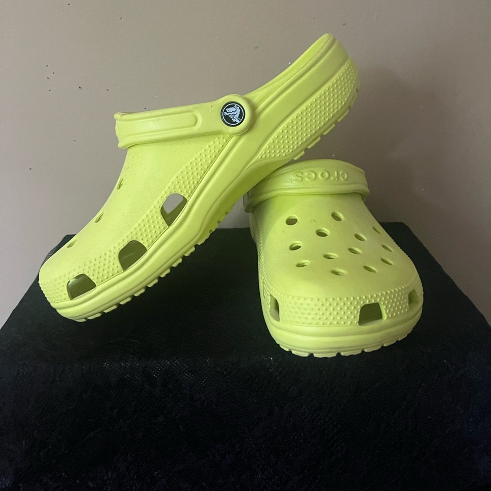 These are a 10 in women’s making it an 8 in men’s// yellowish line color